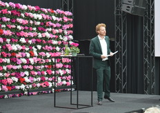 Pepijn Schoneveld, die andere plannen had dan het bedrijf overnemen van zijn ouders, maar wiens talent voor het vermaken van een zaal nu toch de BV van dienst kon zijn. Hij was kortom de dagvoorzitter en trakteerde de genodigden zowaar op een mini conference. (Klik hier voor zijn website).